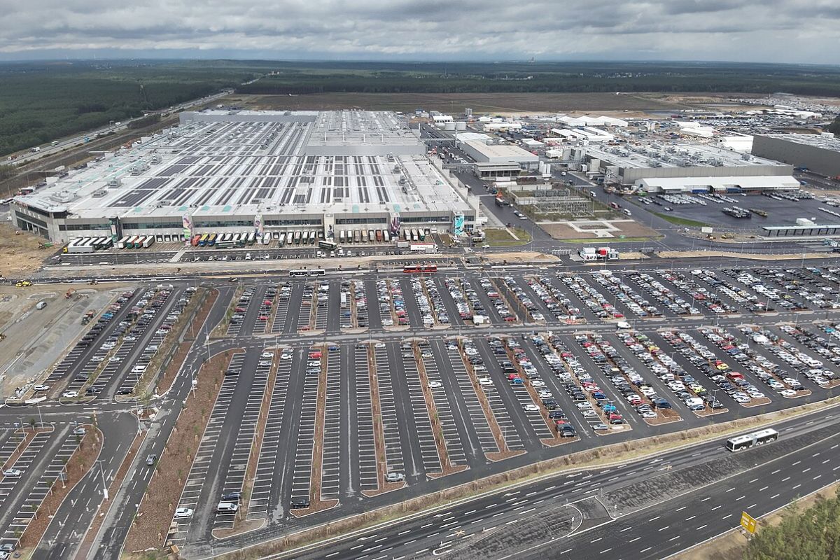 The iconic Tesla Gigafactory, an example of how solar energy transforms the world.